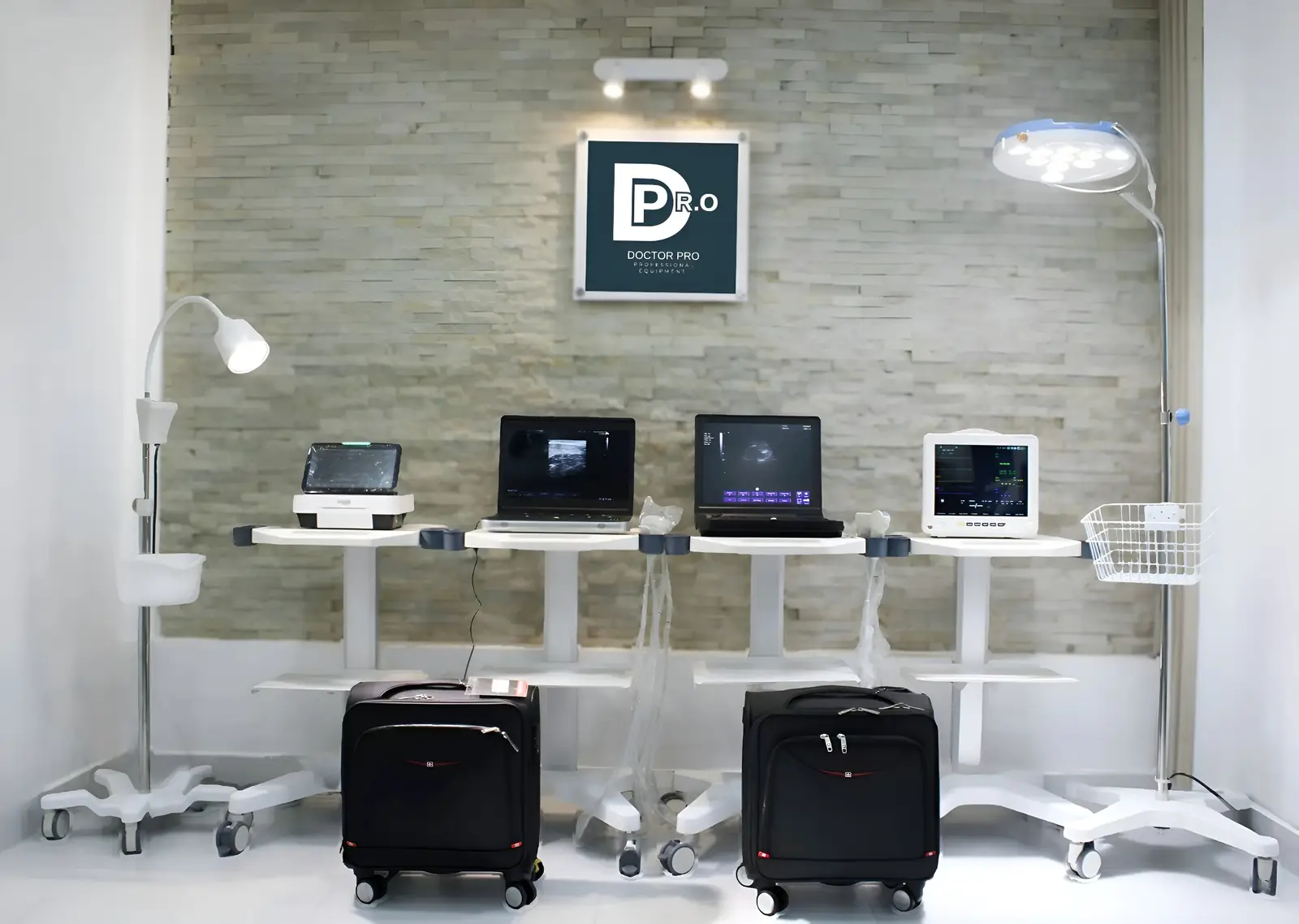 Equipos Doctor Pro en la sala de exhibición: ecógrafos portátiles, monitor y lámparas bajo el rótulo de la marca